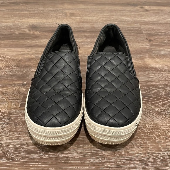 Skechers Memory Foam Black Slip-ons - Women’s 6.5 - Picture 2 of 6